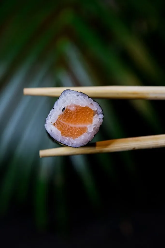 hosomaki - two chopsticks with a sushi on them