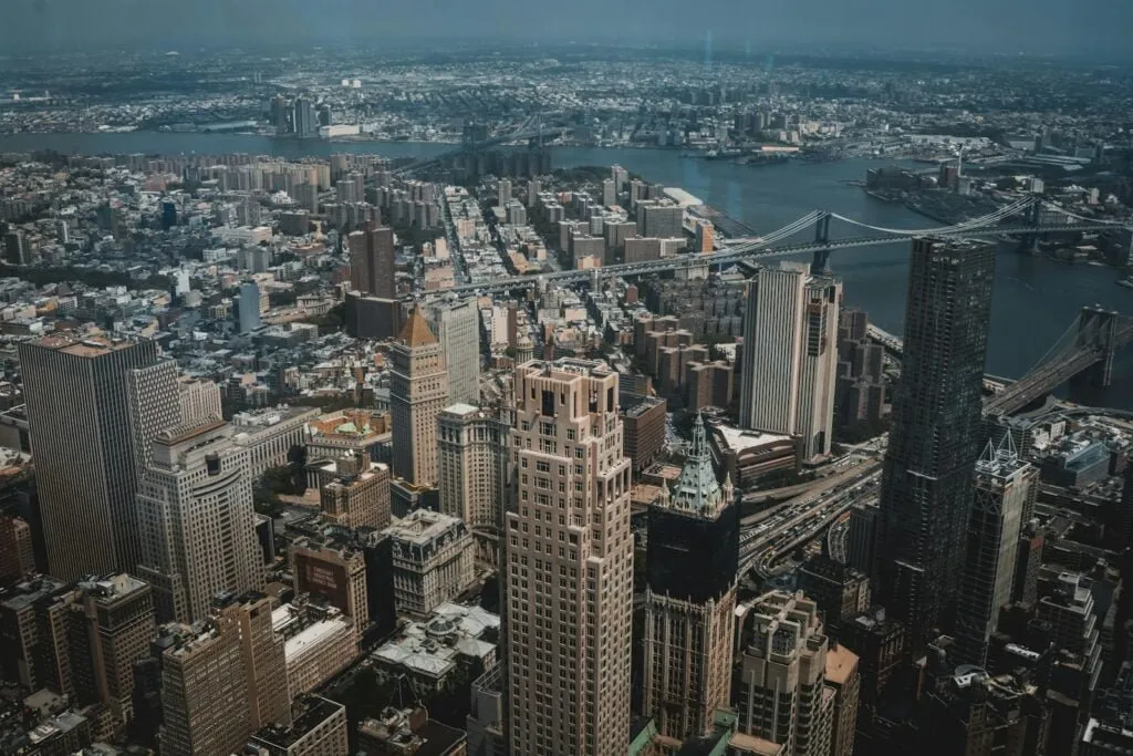 mejores ciudades del mundo para abrir un restaurante - high-rise buildings near body of water