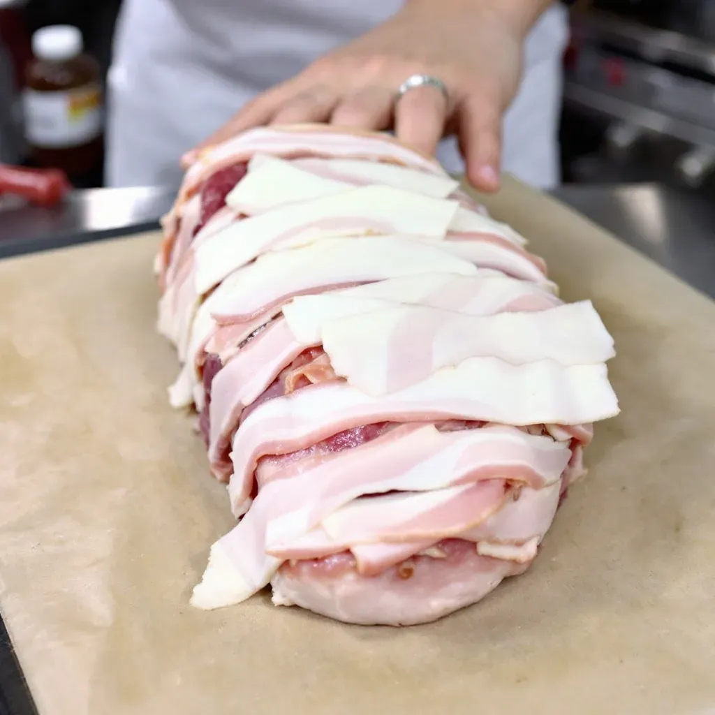 Albardear es una técnica culinaria tradicional que consiste en recubrir una pieza de carne, ave o pescado con láminas finas de tocino o panceta antes de su cocción.