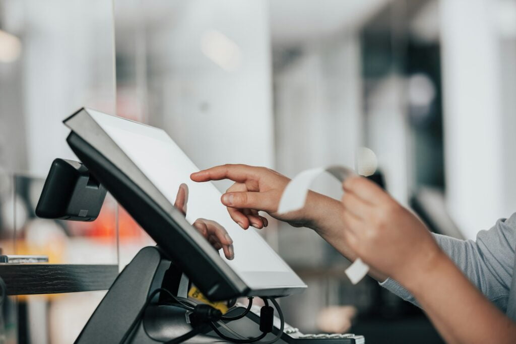 dashboards para restaurantes efectivos - a person is using a pos machine in a store