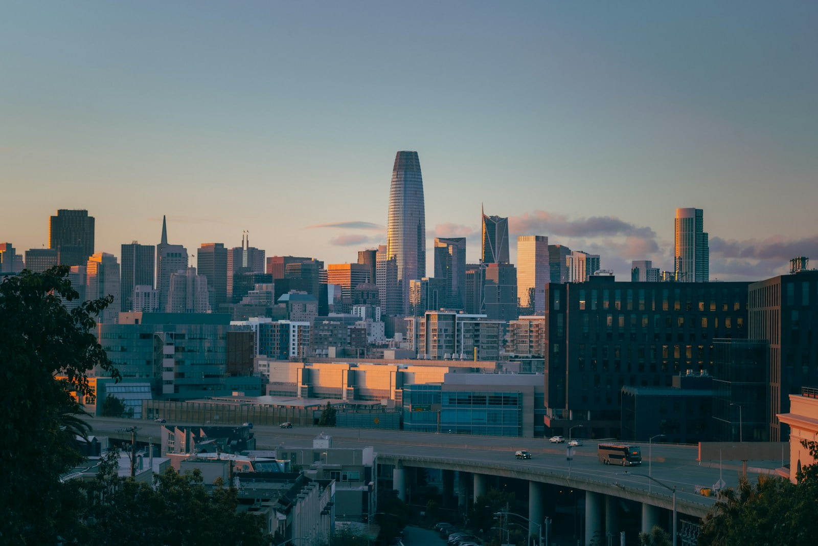 Mejores Ciudades para Abrir un Restaurante en Estados Unidos - a city skyline with a bridge
