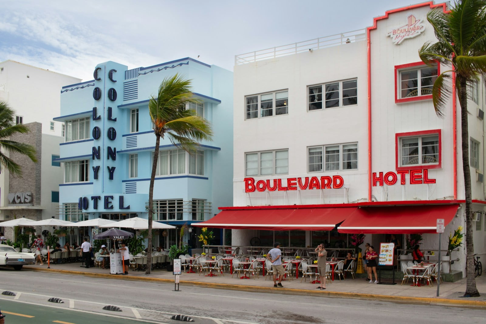 Cómo abrir un restaurante en Miami - A street scene with a hotel and palm trees